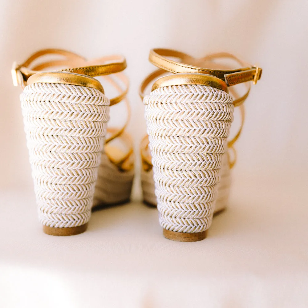 CUÑA BERTA PIEL LAMINADO ORO 8,5 CM