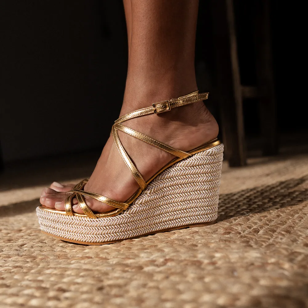 CUÑA BERTA PIEL LAMINADO ORO 8,5 CM