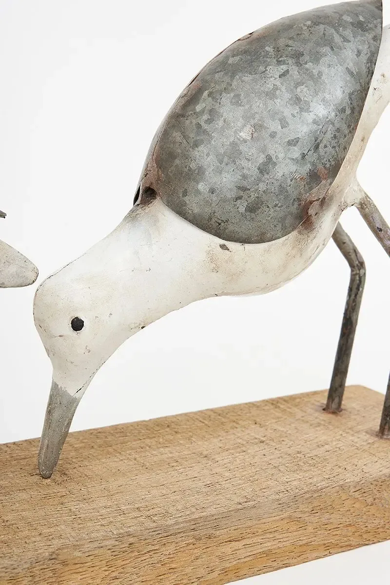 Dos pájaros de metal reciclado