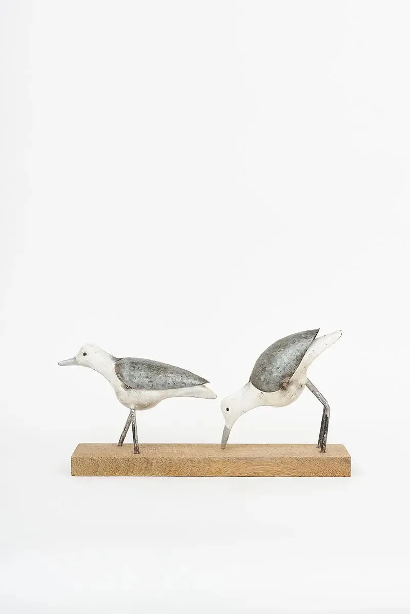 Dos pájaros de metal reciclado